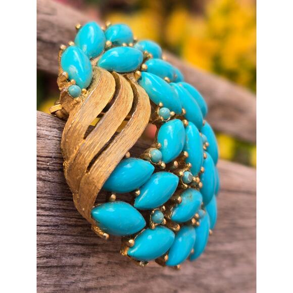 Vintage CROWN TRIFARI Faux TURQUOISE Gold Tone Pin Brooch, 2 inches - Picture 3 of 8